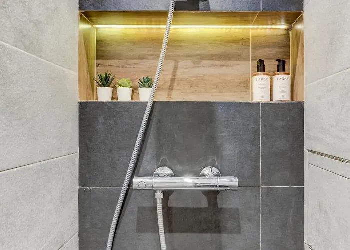 Cozy Bright Space In The Heart Of Women's Market *