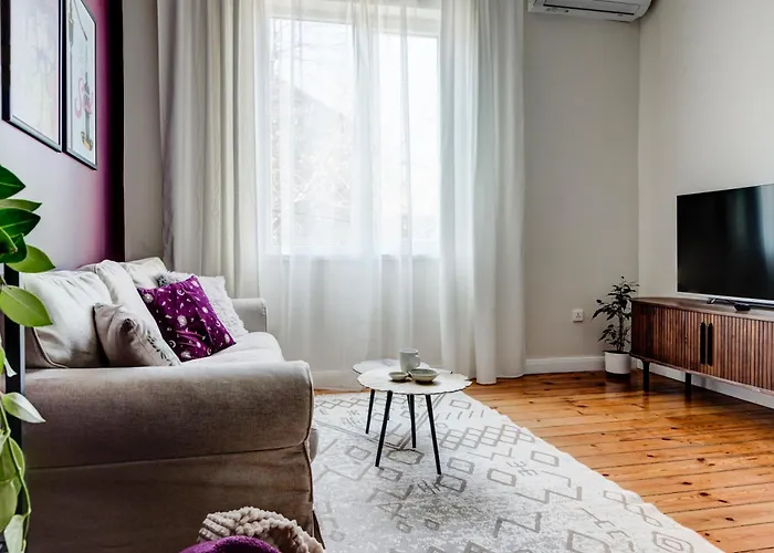 Cozy Bright Space In The Heart Of Women's Market *