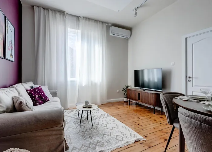 Cozy Bright Space In The Heart Of Women's Market